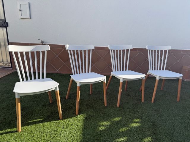Conjunto de 4 sillas nórdicas blancas