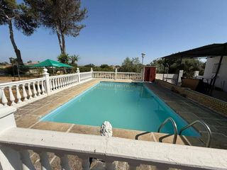 Chalet en venta en Carmona