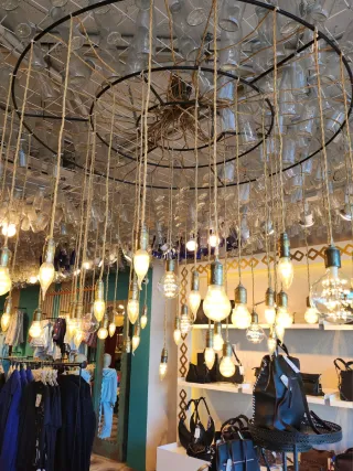 Lámpara colgante con 30+ bombillas