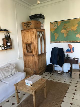 Antiguo confesionario de madera o armario