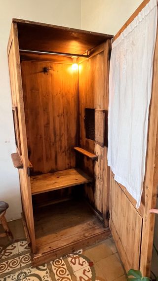Antiguo confesionario de madera o armario