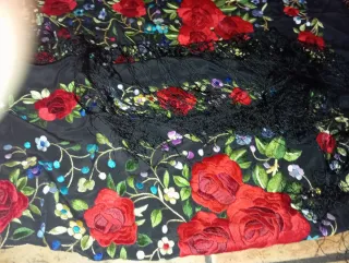 Mantón de Manila bordado flores rojas