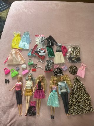 Lote de Barbies y Ropa