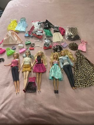 Lote de Barbies y Ropa