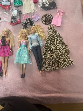 Lote de Barbies y Ropa