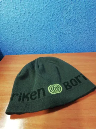 Gorro verde con logo
