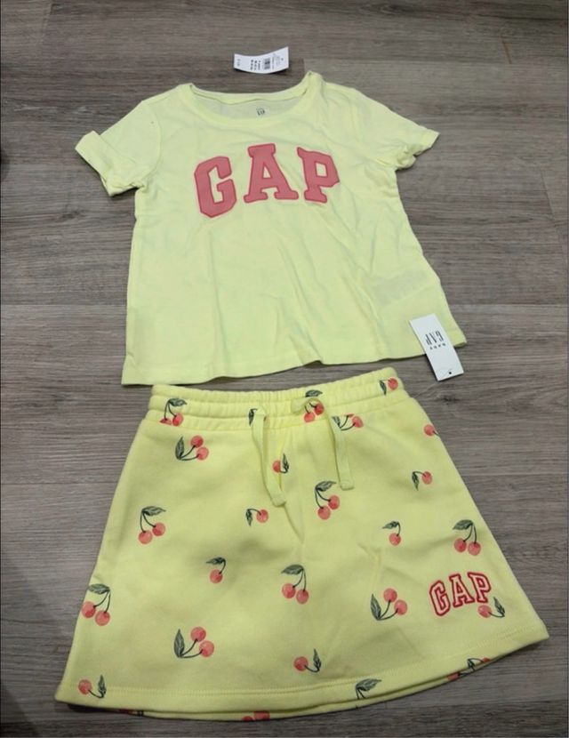 Conjunto GAP T-shirt e saia amarela menina