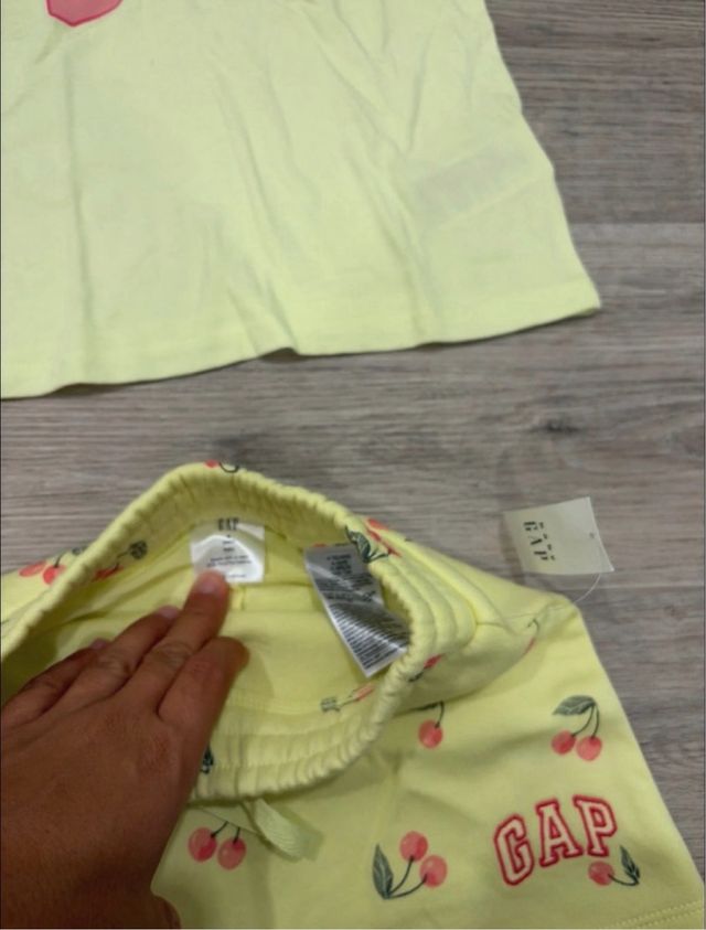 Conjunto GAP T-shirt e saia amarela menina