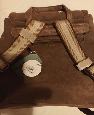 Mochila marrón acolchada con cierre metálico