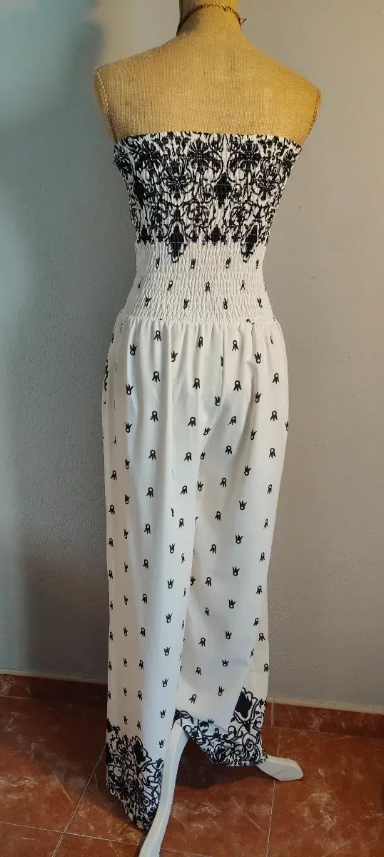 Mono blanco con cuerpo elástico estampado en negro