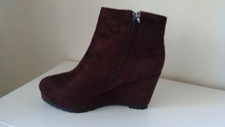 Botines de cuña marrones nuevos