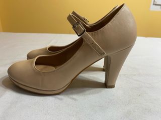 Zapatos de salón beige con tira