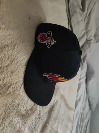 Gorra Miami Heat Negra y Roja