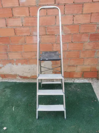 Escalera aluminio 4 peldaños
