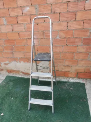 Escalera aluminio 4 peldaños