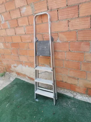 Escalera aluminio 4 peldaños