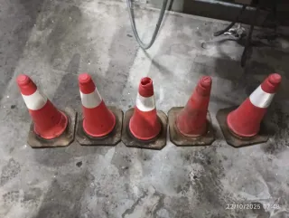 Conos de obra y señalización (5 unidades)