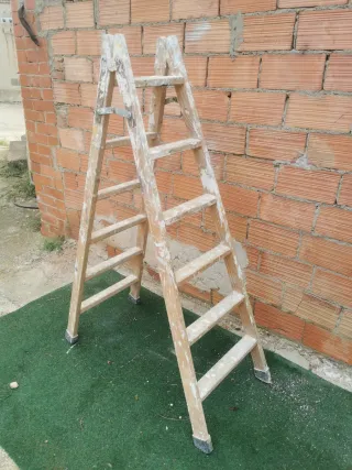 Escalera de madera plegable