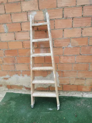 Escalera de madera plegable