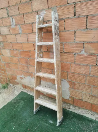 Escalera de madera plegable
