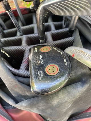 Bolsa de golf con palos Ping y TaylorMade 