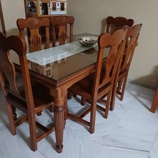Mesa de comedor, 6 sillas, vitrinas