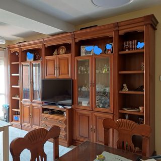 Mesa de comedor, 6 sillas, vitrinas