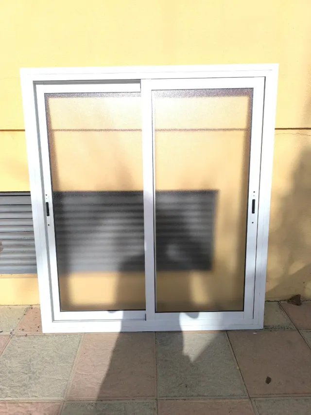 Ventana corredera con vidrio esmerilado 141x120cm