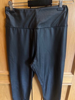 Pantalones negros efecto piel