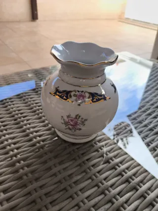 Jarrón de porcelana con flores