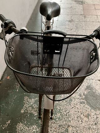 Bicicleta Paseo AMAT Negra con Cesta Ruedas Pincha