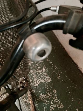 Bicicleta Paseo AMAT Negra con Cesta Ruedas Pincha