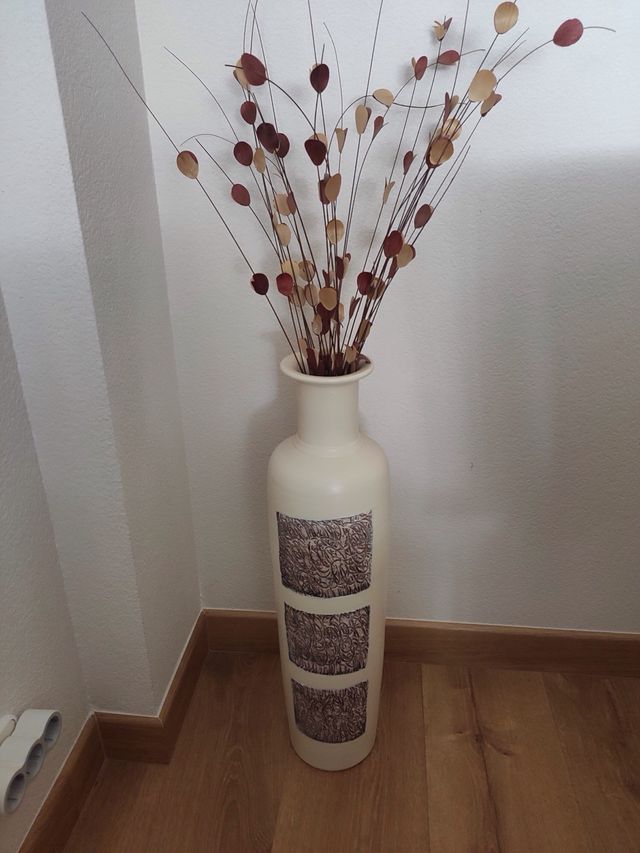 Jarrón de pie beige y marrón