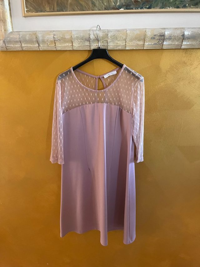 Abito rosa con maniche a pois trasparenti