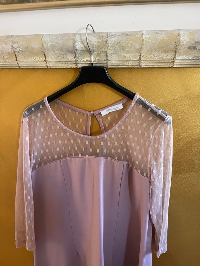 Abito rosa con maniche a pois trasparenti