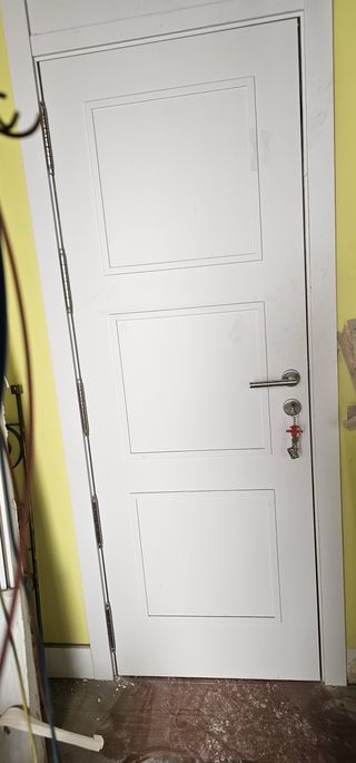 Puerta blindada blanca
2m alto x 75cm ancho