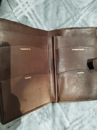 Cartera de piel marrón y negra