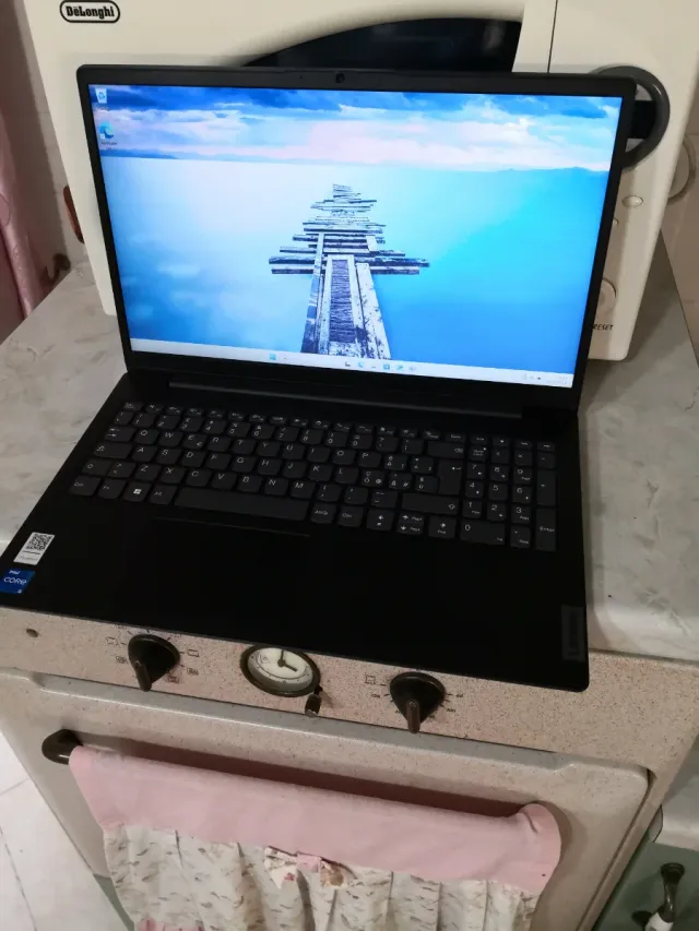 Lenovo v15 PC Portatile i7 ram 32gb ssd 256 15.6"