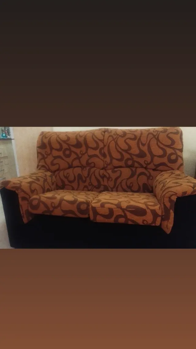 Sofá de tela naranja y negro