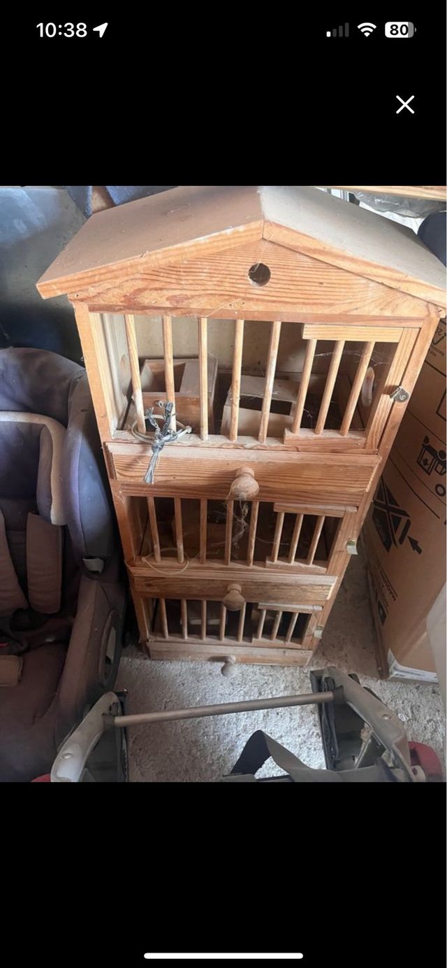 Jaula de madera para pájaros