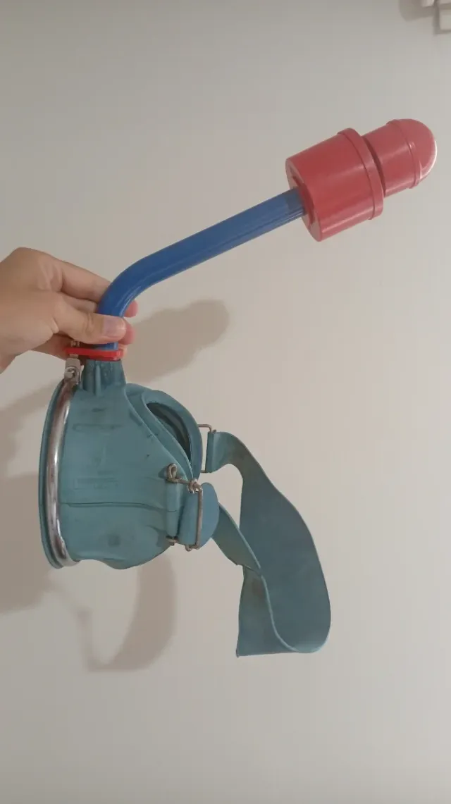 Mascara buceo Pirelli.