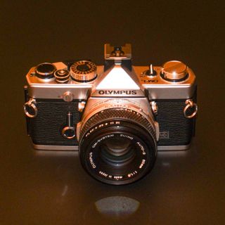 Cámara Olympus OM-1N con objetivo Zuiko 50mm
