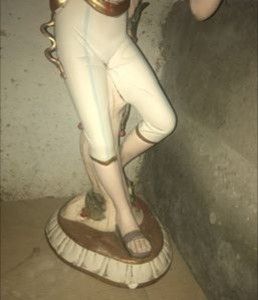 Figura oriental sobre columna decorada