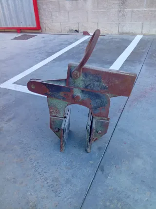 Pinza de hierro antigua