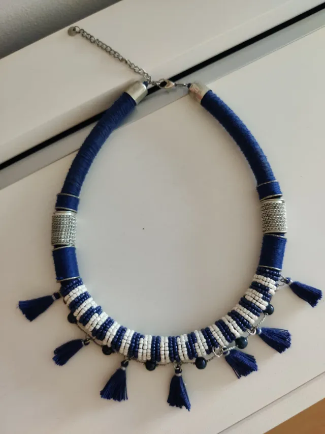 Collar azul y blanco con flecos