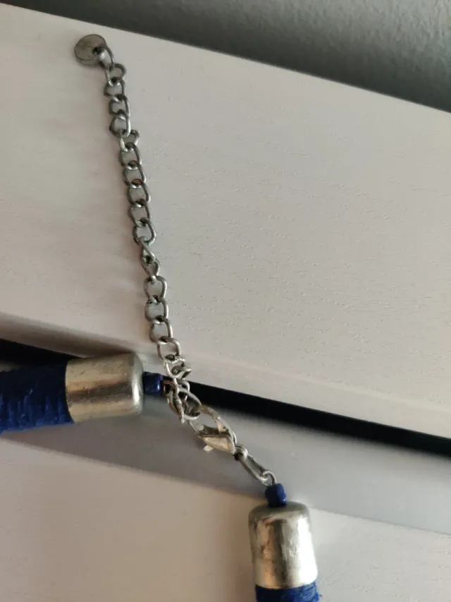 Collar azul y blanco con flecos