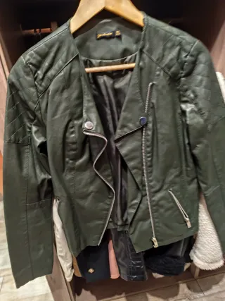 Cazadora efecto piel verde oscuro