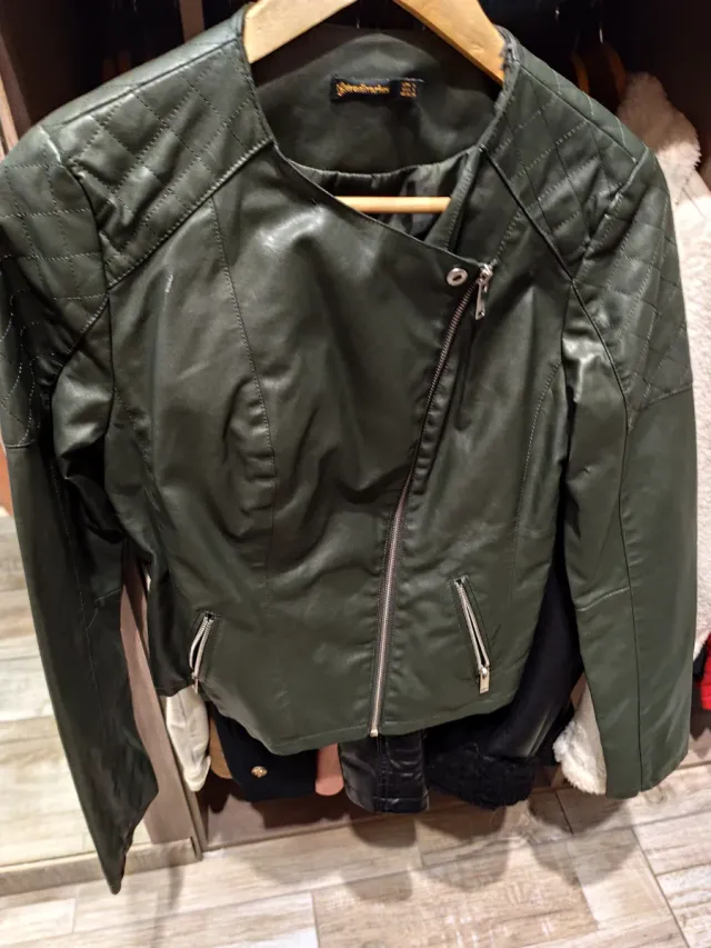 Cazadora efecto piel verde oscuro