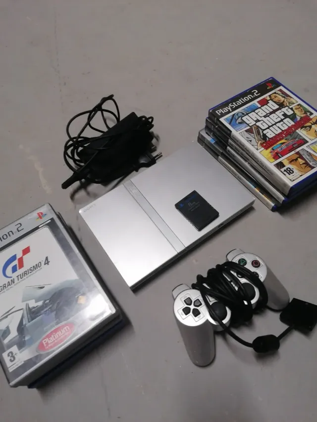 PlayStation 2 PS2 plateada con pack de juegos