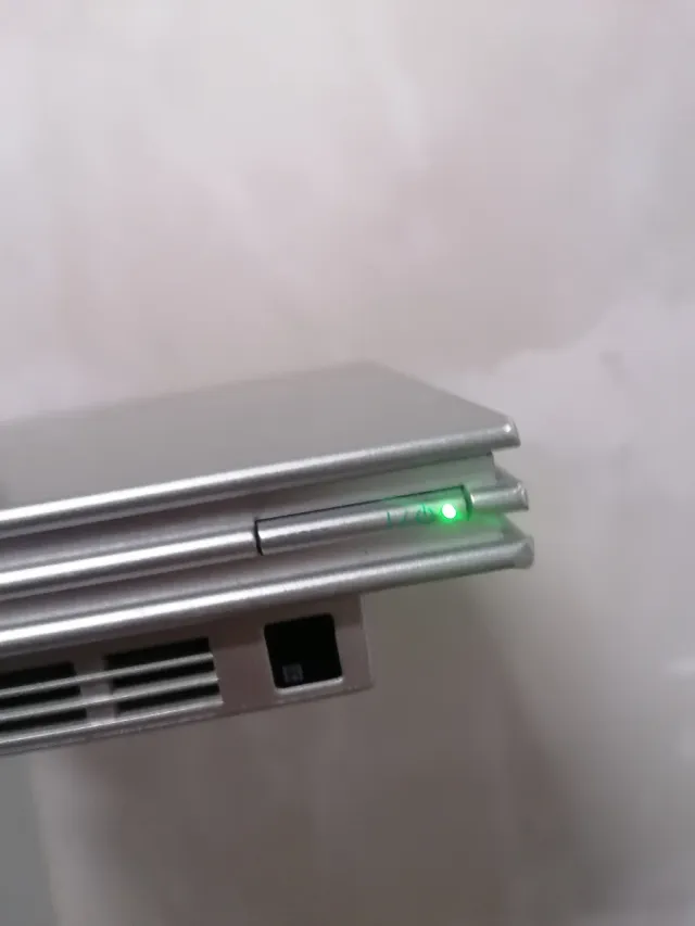 PlayStation 2 PS2 plateada con pack de juegos